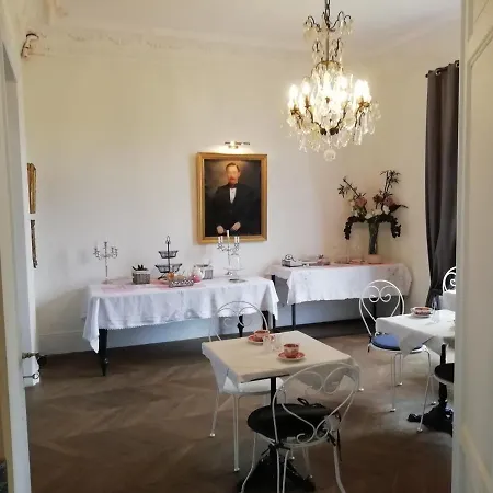 לינה וארוחת בוקר Henri 3*