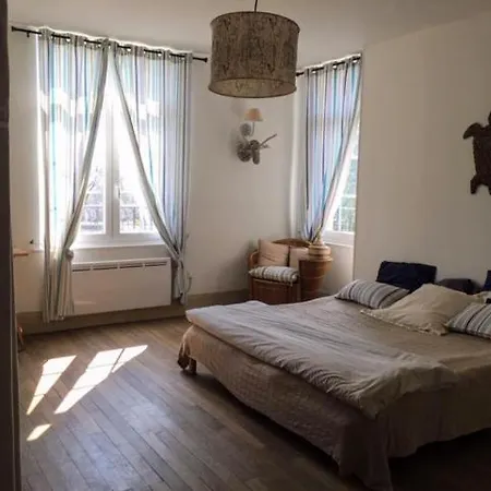 לינה וארוחת בוקר Henri 3*