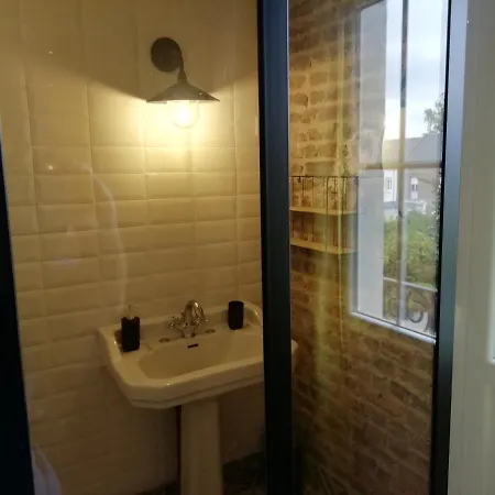 Henri לינה וארוחת בוקר 3*