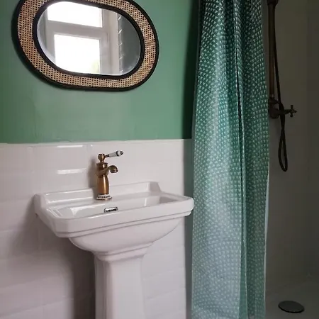 לינה וארוחת בוקר Henri 3*